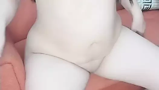 Büyük götlü genç Meksikalı orta yaşlı seksi kadın tamamen çıplak amını ve göt deliğini gösteriyor