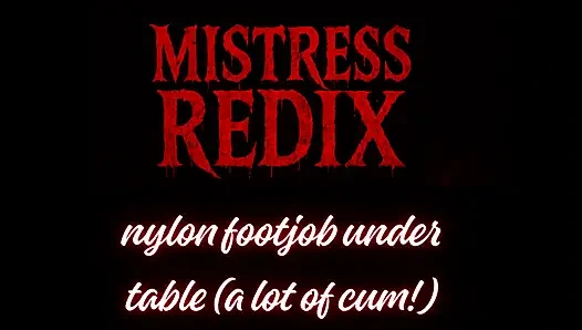 Masanın altında bol döllü naylon ayakla mastürbasyon!