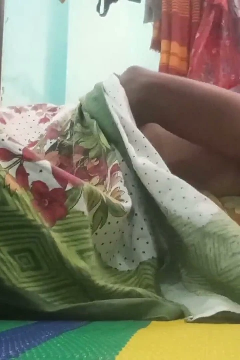 Evlenmeden önce Hintli desi yengeyi sert sikiyor