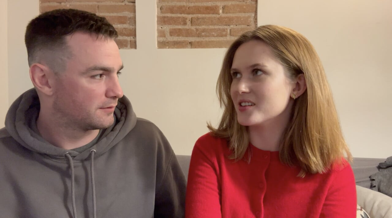 Utangaç ve güzel üniversiteli kız, Una Fairy ve Andres Acosta ile kamera arkası