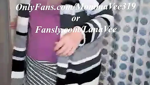 Ateşli orta yaşlı seksi kadın sandalyede dildosunu sikmeye çalışırken sorun yaşıyor!