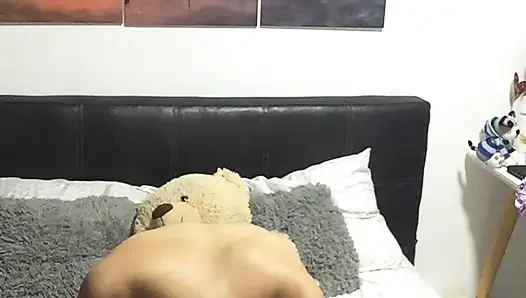 Orgazm olana kadar oyuncak ayıyla mastürbasyon yapıyorum.