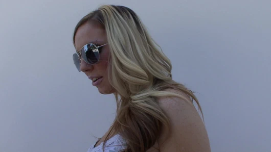 Nicole Taylor ateşli deliğine büyük bir yarak alıyor