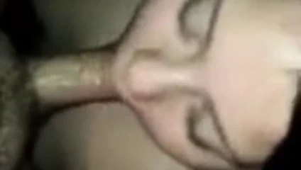 Şişman sürtük yüze boşalmak için yarak emiyor