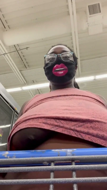 Nookiescookies Walmart'ta meme uçlarını gösteriyor | Klip 1