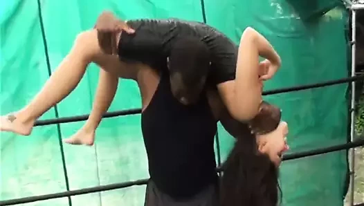 Karışık güreş ryona ırklararası