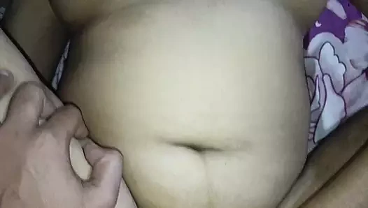 Büyük memeli seksi kız sikli arkadaşını odasına çağırıyor