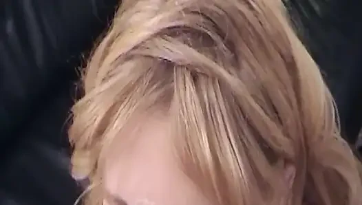 Sarışın orta yaşlı seksi kadın kıllı amcığını dölle ıslatıyor
