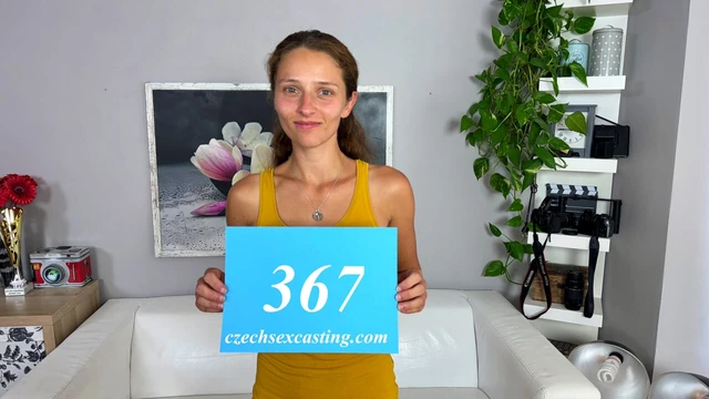 Неопытная с натуральными формами крошка хочет быть моделью