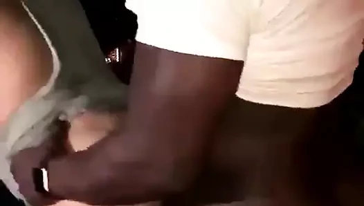 Popüler bir seyir noktasında bir grup adama rastladım.