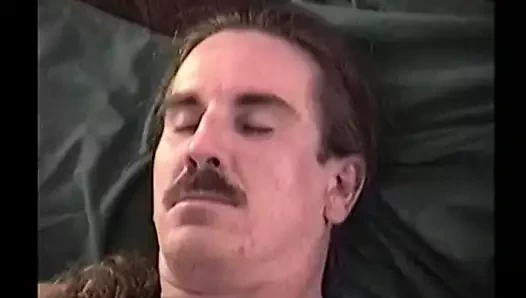 Amatör olgun adam ed atıyor kapalı ve cums