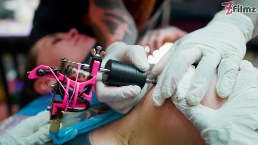 Dövmeli aşıklar büyük yaraklı dörtlü merry'nin dövmeli macerası