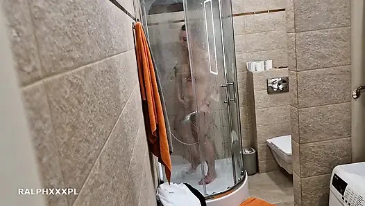 Üvey annemin duş alırken mastürbasyon yaparken izliyorum