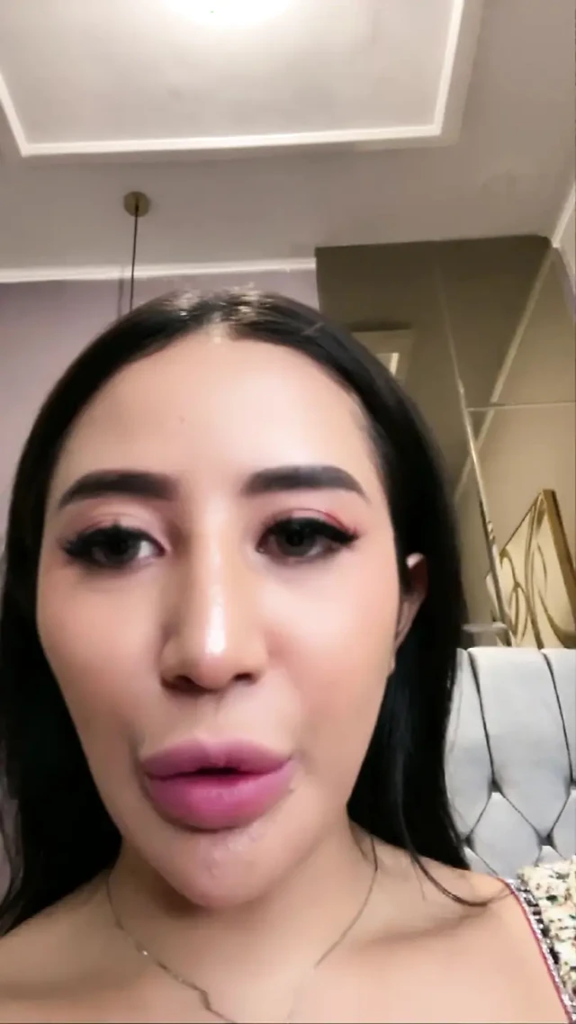 Erkek arkadaşına aşık olan ve erkek arkadaşına aşık olan güzel bir kız