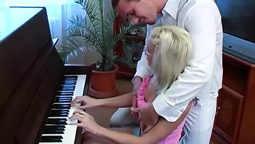 Gözlüklü kadın yarağa nasıl binilir biliyor