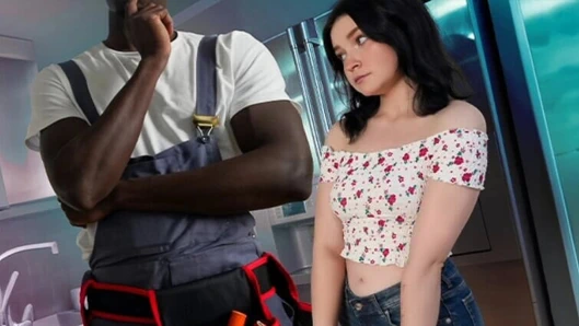 Virgin Butterfly'ın borularında biraz bakıma ihtiyacı var, bu yüzden yardım için büyük zenci yarağı tamircisini arıyor