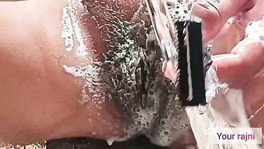 Seksi amcık kıllarımı fırçalıyorum ki gece beni ilk siken olmasın.