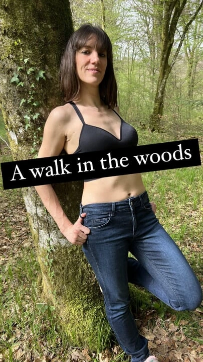 Ormanın ortasında sikiliyor ve yüzüme güzel bir döl atıyorum.