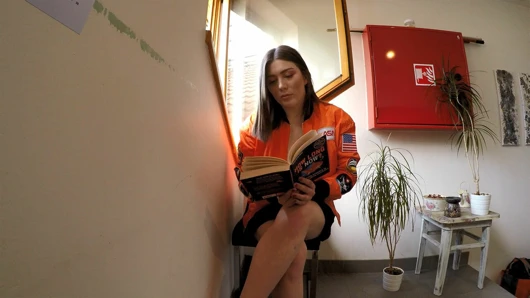 Bir ceket ve altında hiçbir şey ile seksi ve busty seksi esmer bebek. sutyen yok, külot yok, amını ve çıplak kıçını gösteriyor