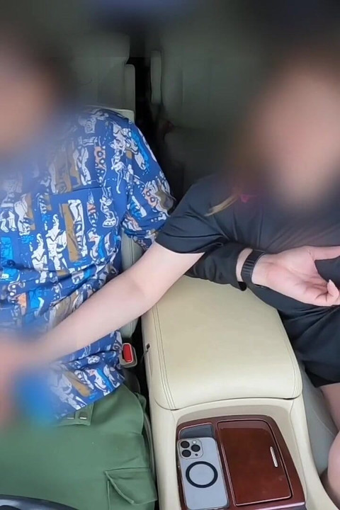 Koca oyunu izliyor. Evli bir kadın aceleyle arabada