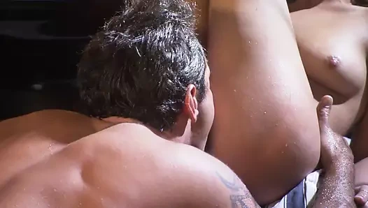 Başarısı şehvetli bir jakuzi seksiyle kutlamayı hak ediyor