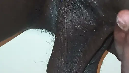 Büyük siyah sünnetsiz yarak akıllı yarak halkasını okşuyor