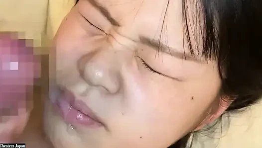 Sullen siyah saçlı duvar çiçeği