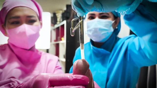 2 zalim hemşire tarafından mumyalanıyor ve işkence ediliyor 1/3