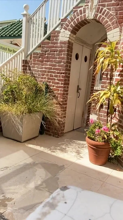 Ключевой момент из "Пара трахается на пляже в Венеции"