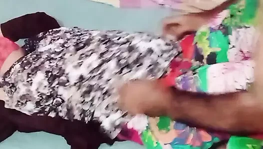 Üvey kız kardeşini yakaladı ve ezdi