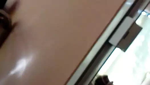 Onu emmek için uğraşıyor