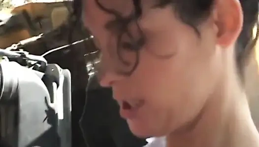 İnek büyük memeli esmer otobüs şoförünü sikiyor