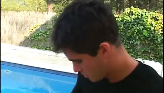 Seksi sürtükler bir adamı büyük yarakla paylaşıyor ve sikişten sonra havuzun yanında döl yutuyor