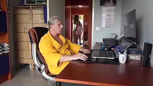 Ateşli kıllı amcıklı çekici temizlikçi kadın sekse karşı değil