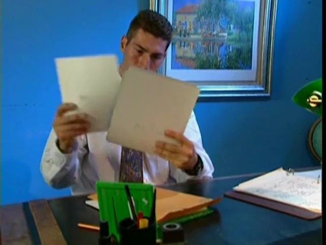 स्टड मासूम युवा बेब को बहकाता है जो सोफे पर आराम कर रही है और वे चोदते हैं