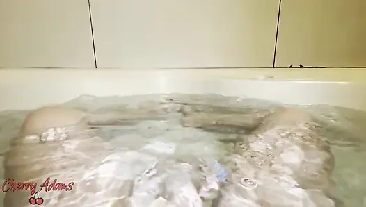 Mastürbasyon yapıp küvette ayaklarımı göstermek.
