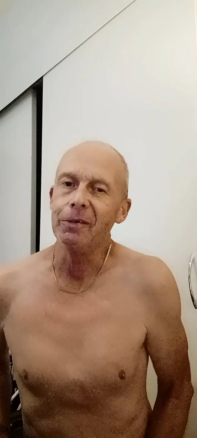 Küçük yaraklı adam kameraya kapalı onu göstermeni istiyor