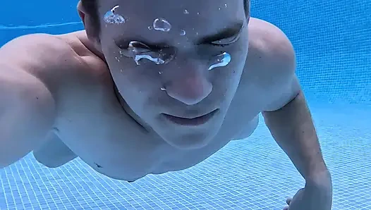 Fit twink çıplak havuz eylemi