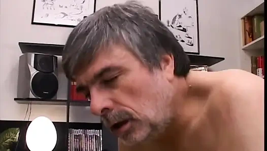 Çarpıcı esmer yaşlı bir domuzun sert yarağına biniyor