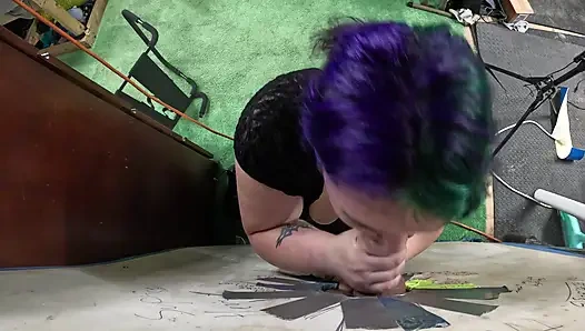 Gotik genç kız deliğini ziyaret etti onu emiyor