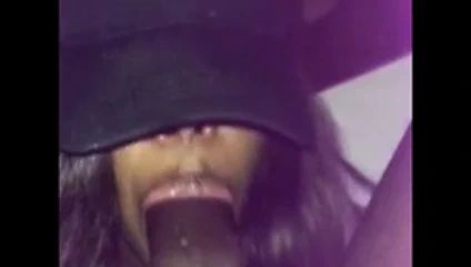 Bonne pipe d'une salope black en lacoste