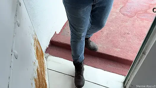Ateşli müşteri utangaç kuryeye karşı: baştan çıkarıyor ve beni kanepede gerçekten sert sikiyor.