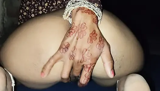 Ateşli anne amcığını parmaklıyor