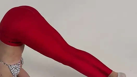Legging rouge moulant, jambes de yoga