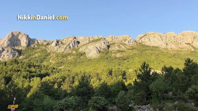 Seksi bir kızla ateşli randevu vahşi araba kaputunda seksle sona erdi