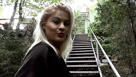 Fışkırtmalı sarışın bebek Jasmine Rouge'un gırtlağına kadar