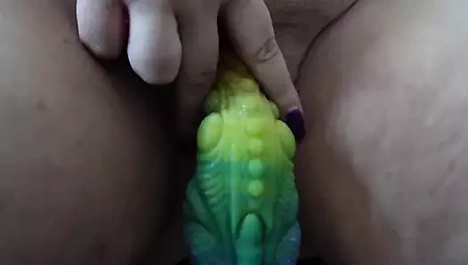 Renkli ejderha dildomla küçük izlenimin devamı.