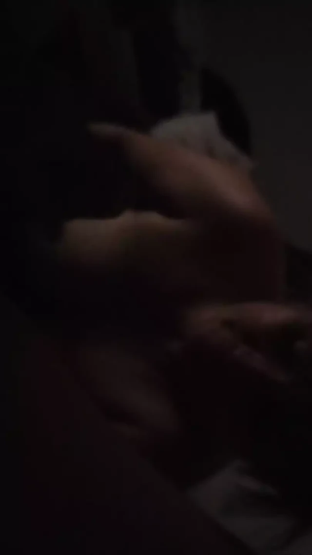 Грязная сучка сосет член.