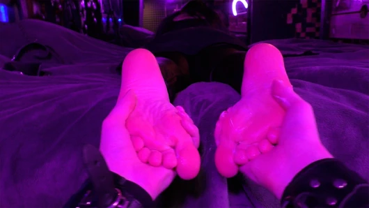 Baştan çıkarıcı buruşuk tabanlar ve ayak parmakları pov masajı ve krem ​​bulaşması