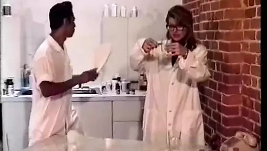 Dinç esmer ve iri erkek mutfak dolabında bir horoz emmek